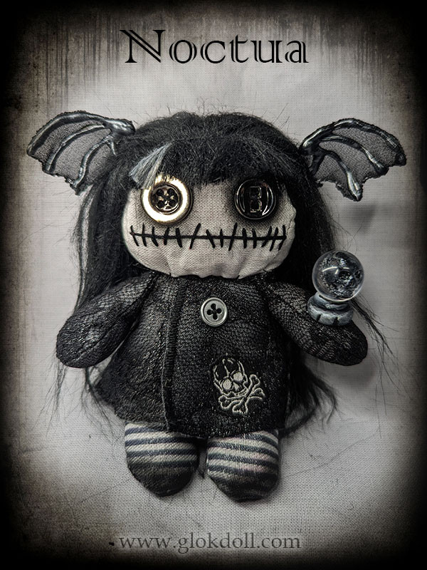 Noctua et le génie de la boule, GLOKdoll