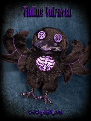 la légende du corbeau Violine Valraven, peluche GLOKdoll