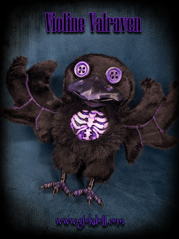 la légende du corbeau Violine Valraven, peluche GLOKdoll